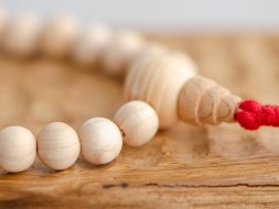 Różaniec #136, jesion, 27 koralików