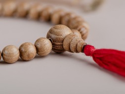 Różaniec #150, drewno oliwne, 27 koralików