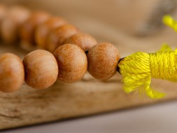 Różaniec #151, drewno sandałowe, 27 koralików