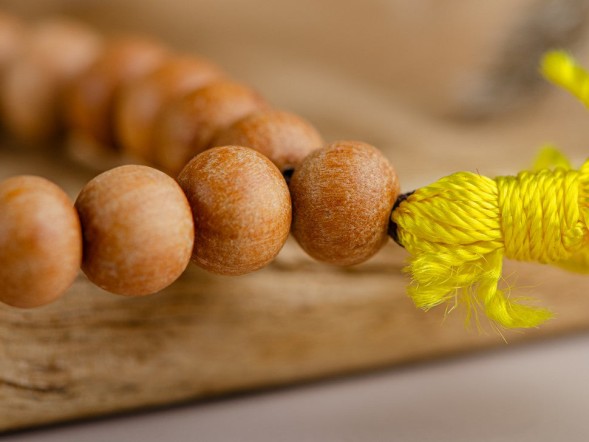 Różaniec #151, drewno sandałowe, 27 koralików