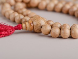 Różaniec #154, jałowiec, 54 koraliki