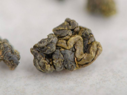 Ji Bian Zhong Ho Oolong (Oolong z dalekiej krainy o środkowym rozgrzewaniu), AAA, 2024