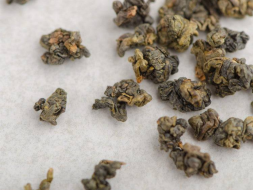 Ji Bian Zhong Ho Oolong (Oolong z dalekiej krainy o środkowym rozgrzewaniu), AAA, 2024