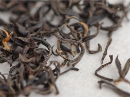 Herbata czerwona Kolor Querti (Złoty pączek) od babci Nargizy, АА, Gruzja, 2025