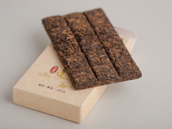 Shu Pu Erh Jin Zheng Bai Liang (Biały Lotos ze złotymi igłami), АА, 2023