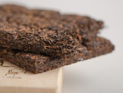 Shu Pu Erh Jin Zheng Bai Liang (Biały Lotos ze złotymi igłami), АА, 2023