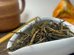 Mi Xian Jin Zheng (Złote igły o miodowym aromacie), Yunnan, AAA, 2025