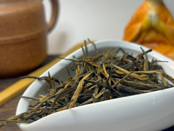 Mi Xian Jin Zheng (Złote igły o miodowym aromacie), Yunnan, AAA, 2025