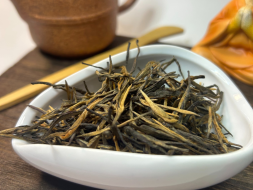 Mi Xian Jin Zheng (Złote igły o miodowym aromacie), Yunnan, AAA, 2025