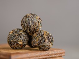 Sheng Pu Erh Xigui Long Zhu w kulkach, AA, 2023