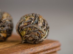 Sheng Pu Erh Xigui Long Zhu w kulkach, AA, 2023