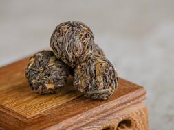 Sheng Pu Erh Xigui Long Zhu w kulkach, AA, 2023