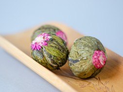 Kwitnąca bombonierka Yu Long Tao (Nefrytowa broskwinia smoka), AAA, 2022