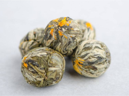 Kwitnąca bombonierka z kwiatami &amp;quot;Dążenie do doskonałości&amp;quot;