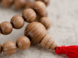 Różaniec #102, drewno oliwne, 54 koraliki