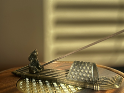 Stojak na kadzidełka Mnich, metal