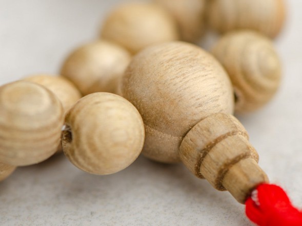 Różaniec #115, barwiony jesion, 54 koraliki