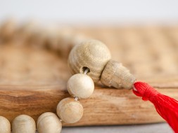 Różaniec #132, barwiony jesion, 27 koralików